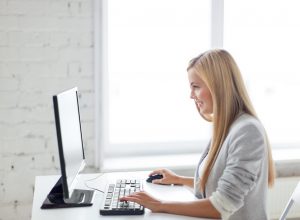 Businesswoman with computer in office | itvibes Social Media Marketing